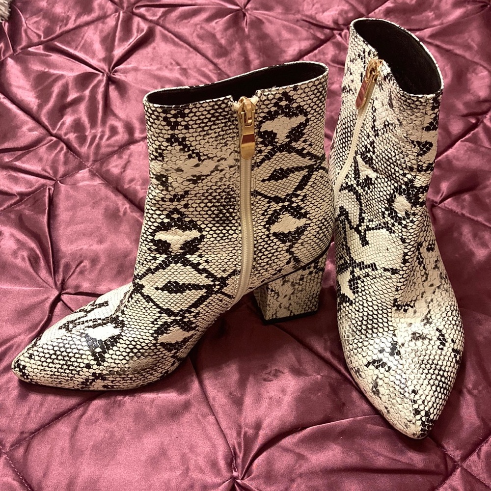 Great shorty, snake print boots to spice up cutesy shorts, crops or jeans💕